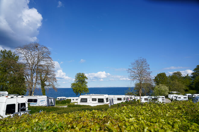 Aarhus Campingplatz mit blauem Himmel und weißen Wohnwagen