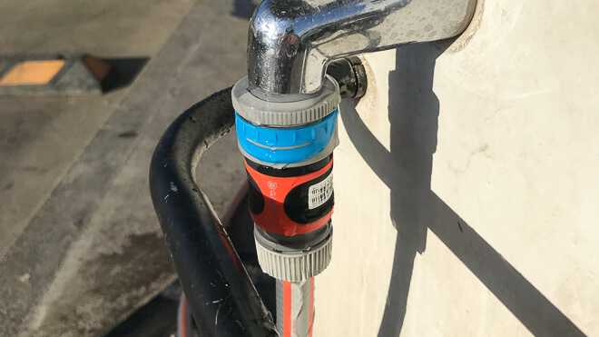 Wasseranschluss mit Wasserdieb und Wasserschlauch