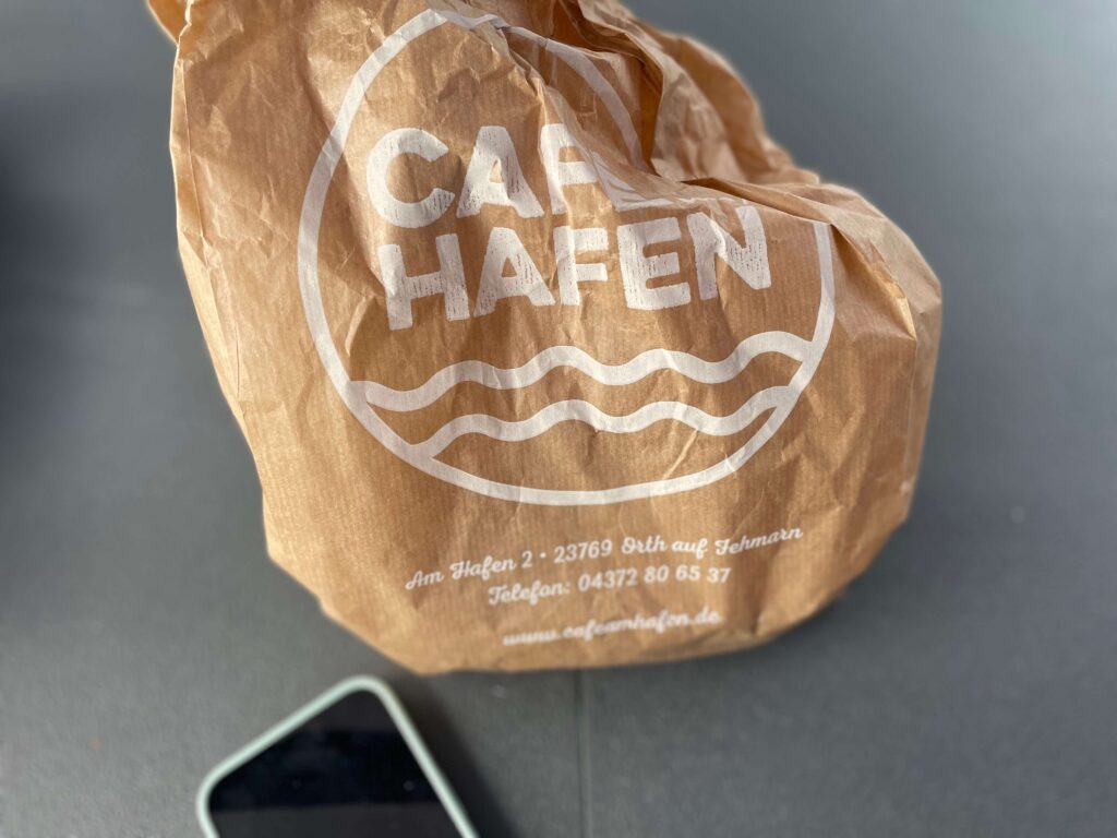 Brötchentüte mit der Aufschrift "Cafe Hafen"