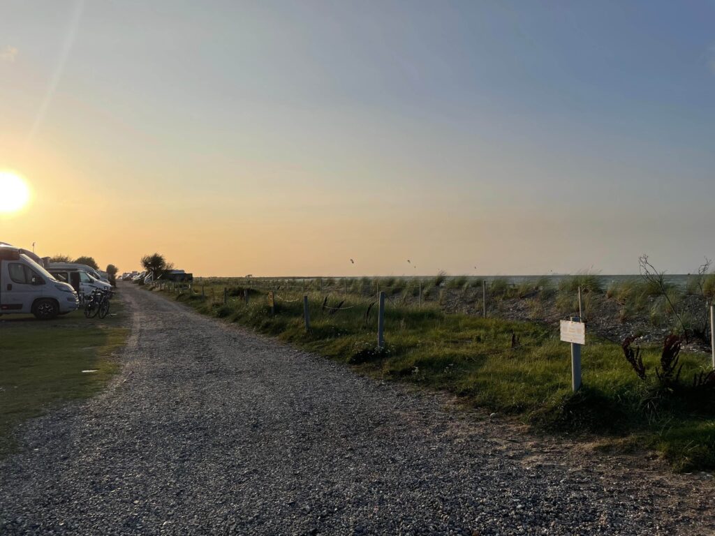 Blick auf den Strand bei Sonnenuntergang im AHOI Camp Fehmarn 