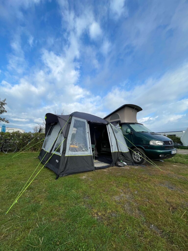 VW T4 California mit Vorzelt auf dem AHOI Camp Fehmarn